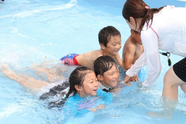 Tại sao các bậc cha mẹ nên cho trẻ em tập bơi sớm?