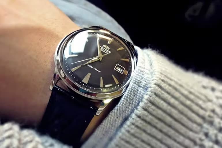 Cơ đồng hồ đeo tay có cần sử dụng đồng hồ xoay hộp không?