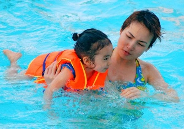Sai lầm không ngờ khi cho trẻ đi bơi ngày nóng