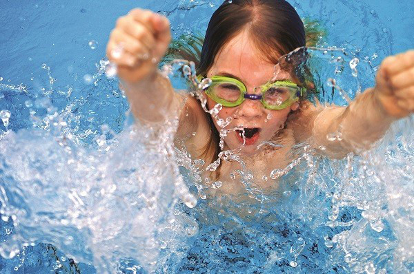 Sai lầm không ngờ khi cho trẻ đi bơi ngày nóng