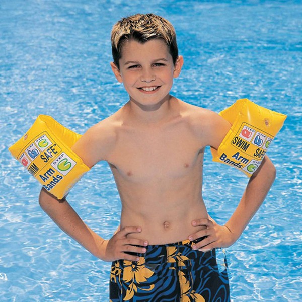 Đừng quên rằng: Trẻ em cần luôn cần phao khi bơi