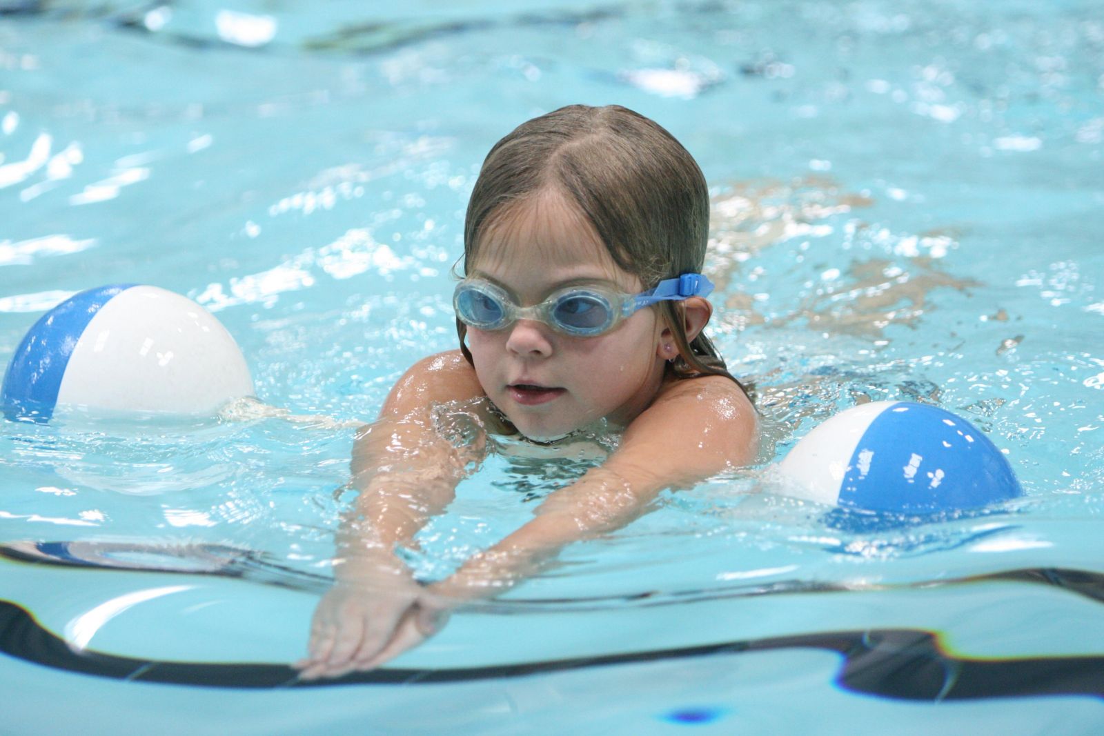 Tại sao các bậc cha mẹ nên cho trẻ em tập bơi sớm?