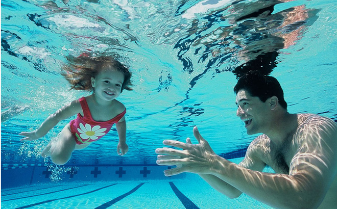 Mách mẹ độ tuổi học bơi phù hợp cho trẻ