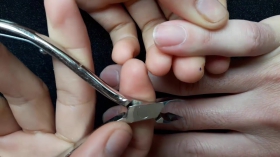 Hướng dẫn nhặt da tay da chân đúng cách khi làm nail