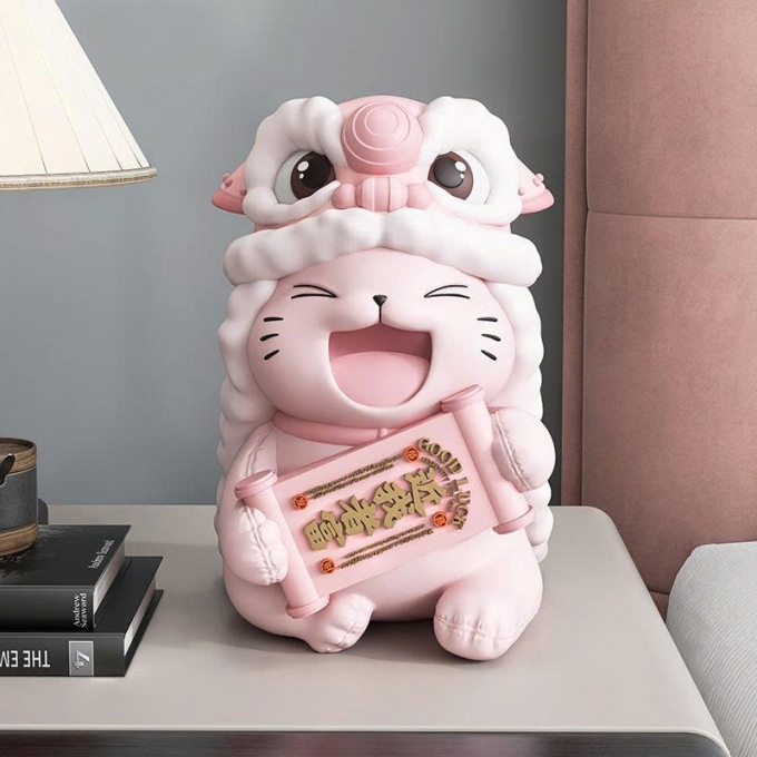 Tượng decor trang trí mèo hồng đội mũ lân 023